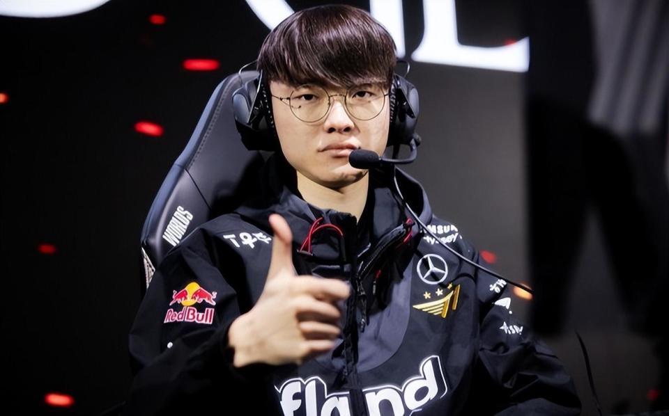 100T官推发布Doublelift、Prince交换队服合影：意义所在