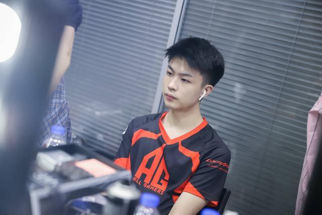 EWC官方：T1以2-1的比分战胜BLG，赢下了揭幕战