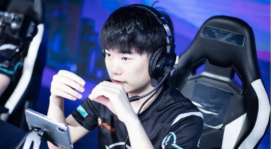 T1 3-1 GEN！队史第十座LCK奖杯，LCK史上第二支全胜夺冠队伍