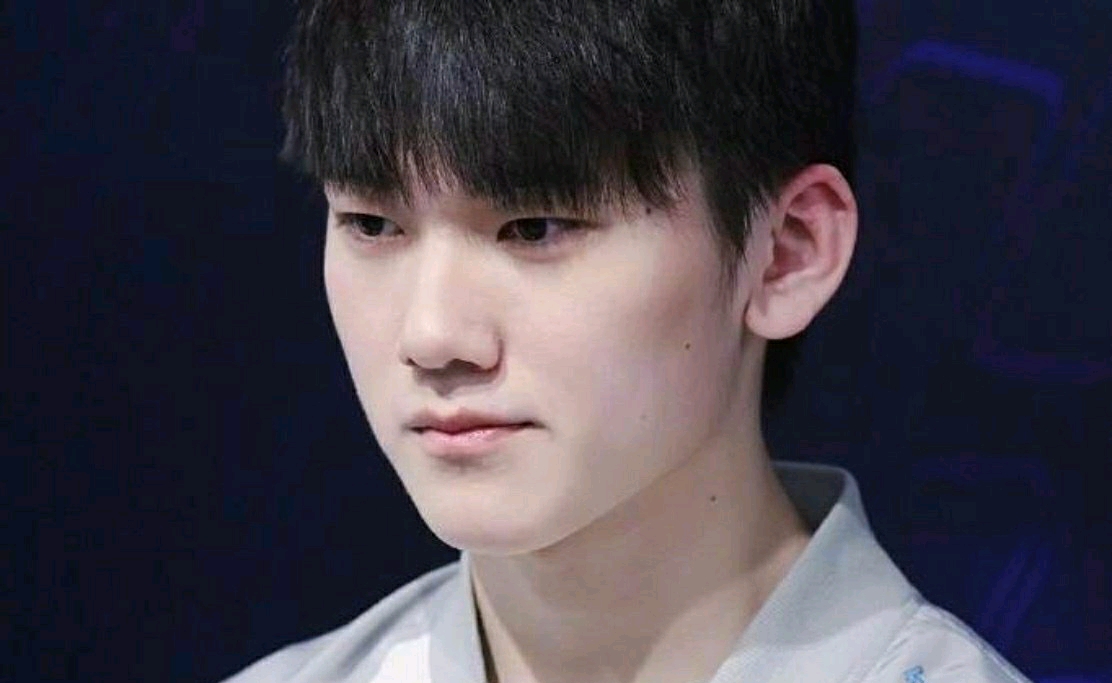 英雄联盟官推发问：15年EDG和18年RNG相遇谁会赢